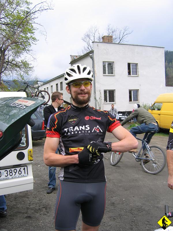 mtb 004.jpg - Tomek dolewa coś z małej buteleczki do swojego Calmelbaka. Buteleczka miała tylko naklejkę z ręcznym napisem, którego nie byłem w stanie odczytać :)